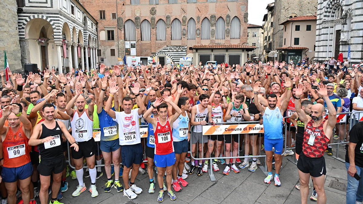 L'affollata partenza della Notturna di San Jacopo (foto Regalami un sorriso)