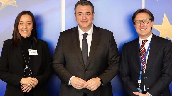 La sindaca di Firenze discute a Bruxelles con il commissario europeo Tzitzikóstas sul turismo sostenibile e le politiche abitative.