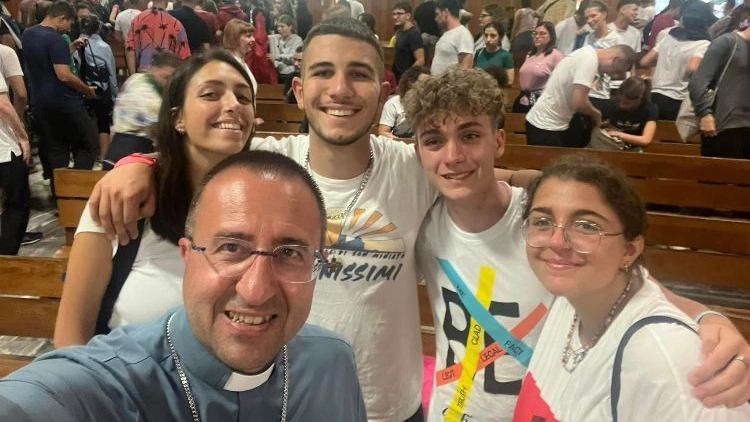 Il vescovo Migliavacca ha in programma quattro aperitivi in piazza con i giovani