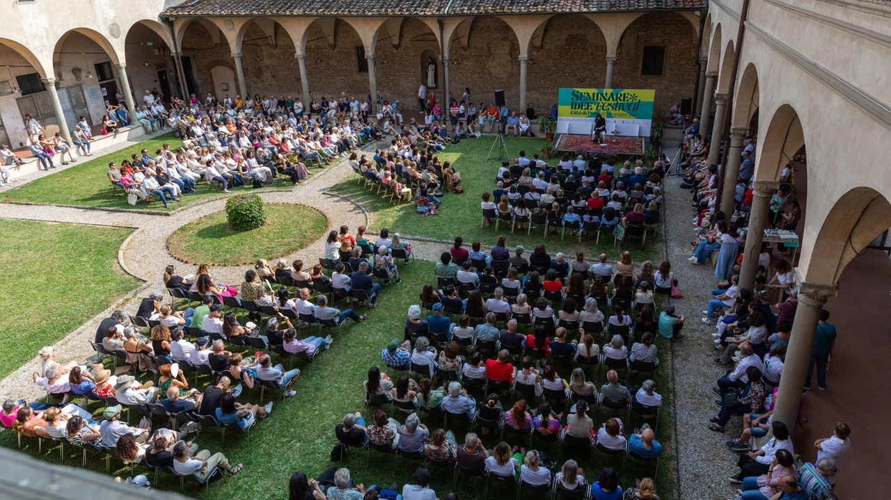 Tutto esaurito. nel chiostro di San Domenico per ascoltare la giornalista e scrittrice Francesca Mannocchi Tutto esaurito. nel chiostro di San Domenico per ascoltare la giornalista e scrittrice Francesca Mannocchi