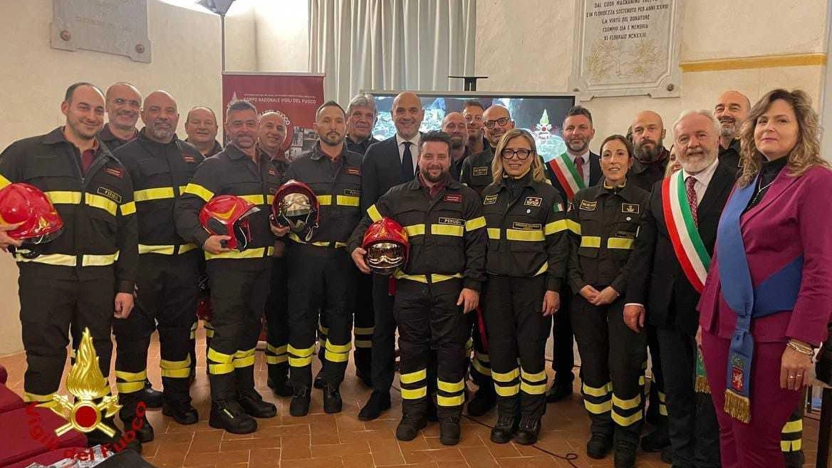 Festa per la consegna dei “caschi rossi“ ai dieci nuovi capisquadra Festa per la consegna dei “caschi rossi“ ai dieci nuovi capisquadra