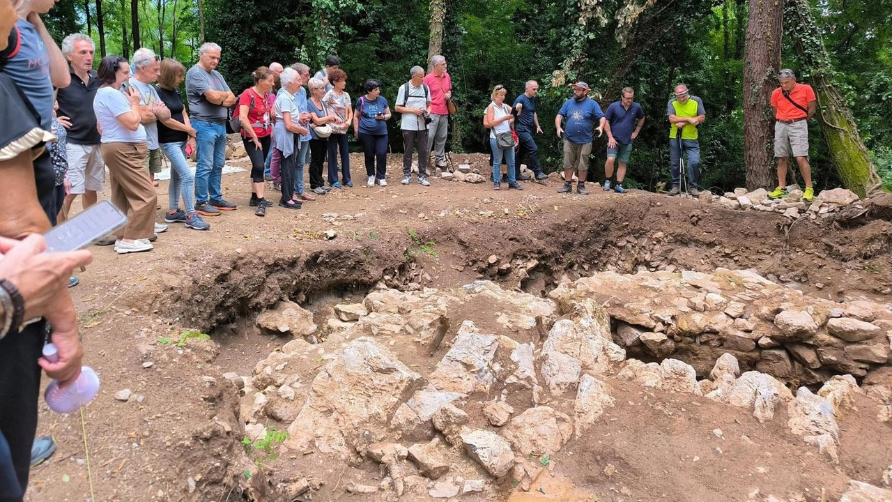 Giovedì scorso, un gruppo numeroso di cittadini ha potuto visitare gli scavi dell’antica pieve di San Cassiano Giovedì scorso, un gruppo numeroso di cittadini ha potuto visitare gli scavi dell’antica pieve di San Cassiano