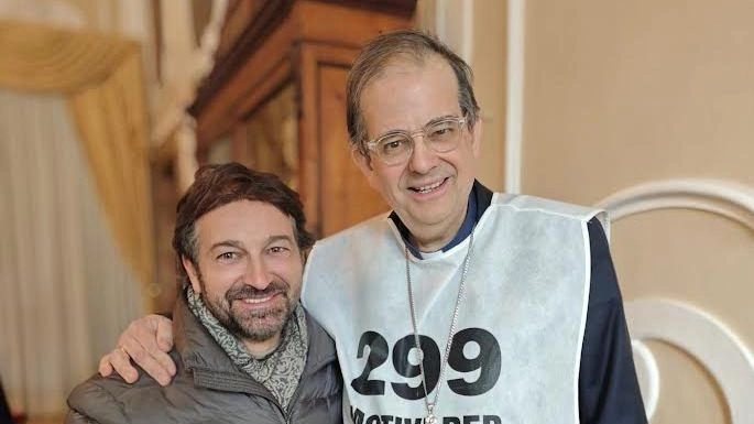 L’arcivescovo di Siena,. Augusto Paolo Lojudice, con la pettorina degli operai Beko L’arcivescovo di Siena,. Augusto Paolo Lojudice, con la pettorina degli operai Beko