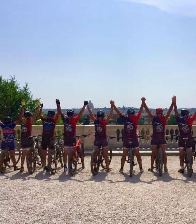 https://www.lanazione.it/image-service/view/acePublic/alias/contentid/NzA4ZmRlZDgtOTFmYi00/0/ecco-i-messaggeri-della-ricerca-tour-ciclistico-fa-tappa-a-bibbiena-percorso-per-le-vie-di-s-francesco.jpeg