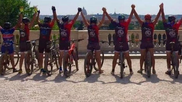 Domani alle ore 17 il tour ciclistico con grandi nomi dello sport che attraversa la penisola per solidarietà si fermerà anche nella cittadina casentinese lungo un percorso che attraverso le vie di San Francesco e la via Francigena arriverà poi il 14 giugno a Roma Domani alle ore 17 il tour ciclistico con grandi nomi dello sport che attraversa la penisola per solidarietà si fermerà anche nella cittadina casentinese lungo un percorso che attraverso le vie di San Francesco e la via Francigena arriverà poi il 14 giugno a Roma