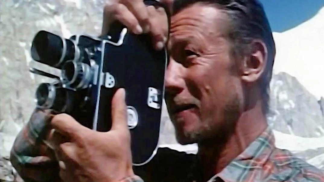 Lo scrittore ed antropologo Fosco Maraini, decise di stabilirsi sulle Alpi Apuane per buona parte degli ultimi anni della sua vita