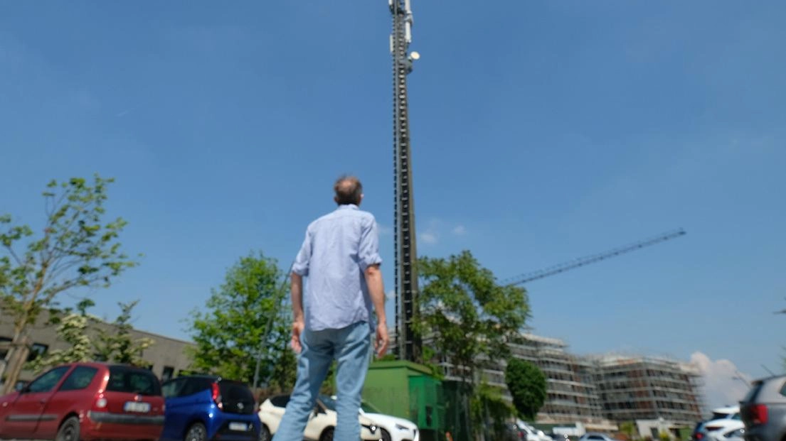 Nella foto d’archivio un’antenna telefonica collocata in una zona residenziale Nella foto d’archivio un’antenna telefonica collocata in una zona residenziale