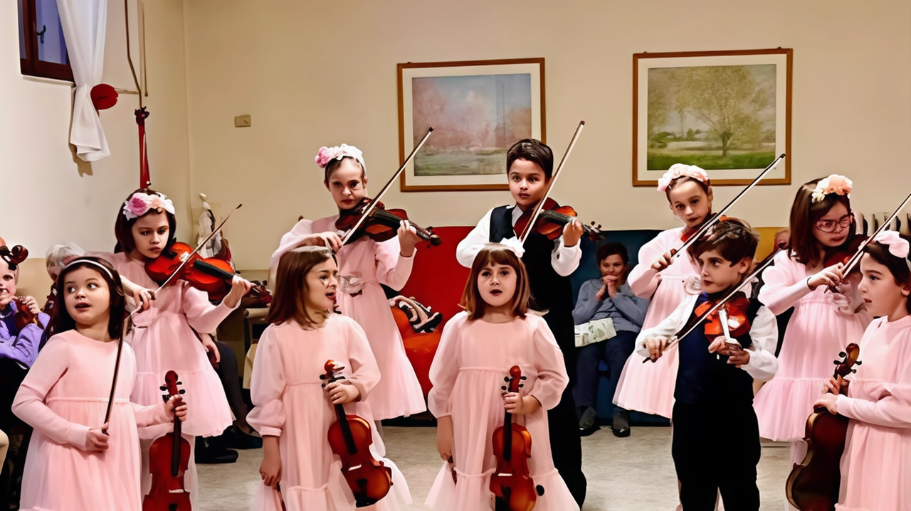 Sommario: Bambini violinisti illuminano casa di riposo San Lorenzo unendo Giornata Diritti Bambini e Giornata Alberi, regalando gioia e speranza agli anziani. Sommario: Bambini violinisti illuminano casa di riposo San Lorenzo unendo Giornata Diritti Bambini e Giornata Alberi, regalando gioia e speranza agli anziani.