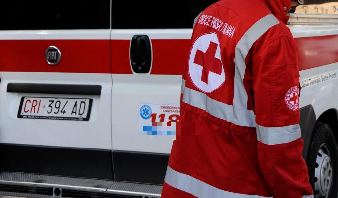 muore in mare a follonica tragedia davanti ai familiari vani i soccorsi in spiaggia