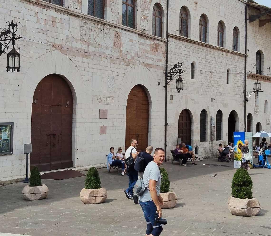 "Problemi con i punti luce?. Ci sono i canali ufficiali"