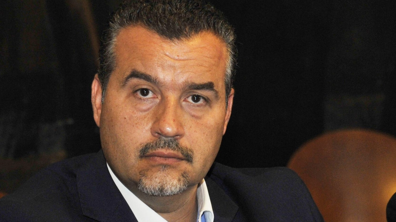 Il sindaco di Porcari, Leonardo Fornaciari, incontra i cittadini nelle gelaterie del paese