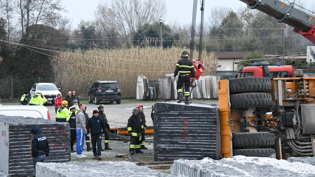 I mezzi di soccorso impegnati dopo il tragico incidente