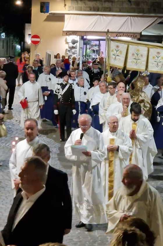 https://www.lanazione.it/image-service/view/acePublic/alias/contentid/NzAxN2I0NjYtNjU3Ny00/0/ottava-del-corpus-domini-i-lavori-in-piazza-umberto-tagliano-la-processione.jpeg