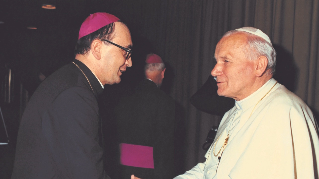 Mons. Luciano Giovannetti in un incontro con Papa Giovanni Paolo II Mons. Luciano Giovannetti in un incontro con Papa Giovanni Paolo II