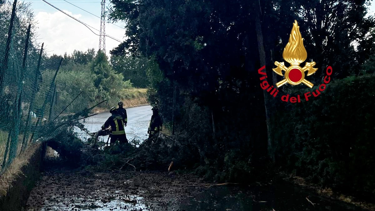 L'intervento dei vigili del fuoco a Montespertoli in via di Poppiano