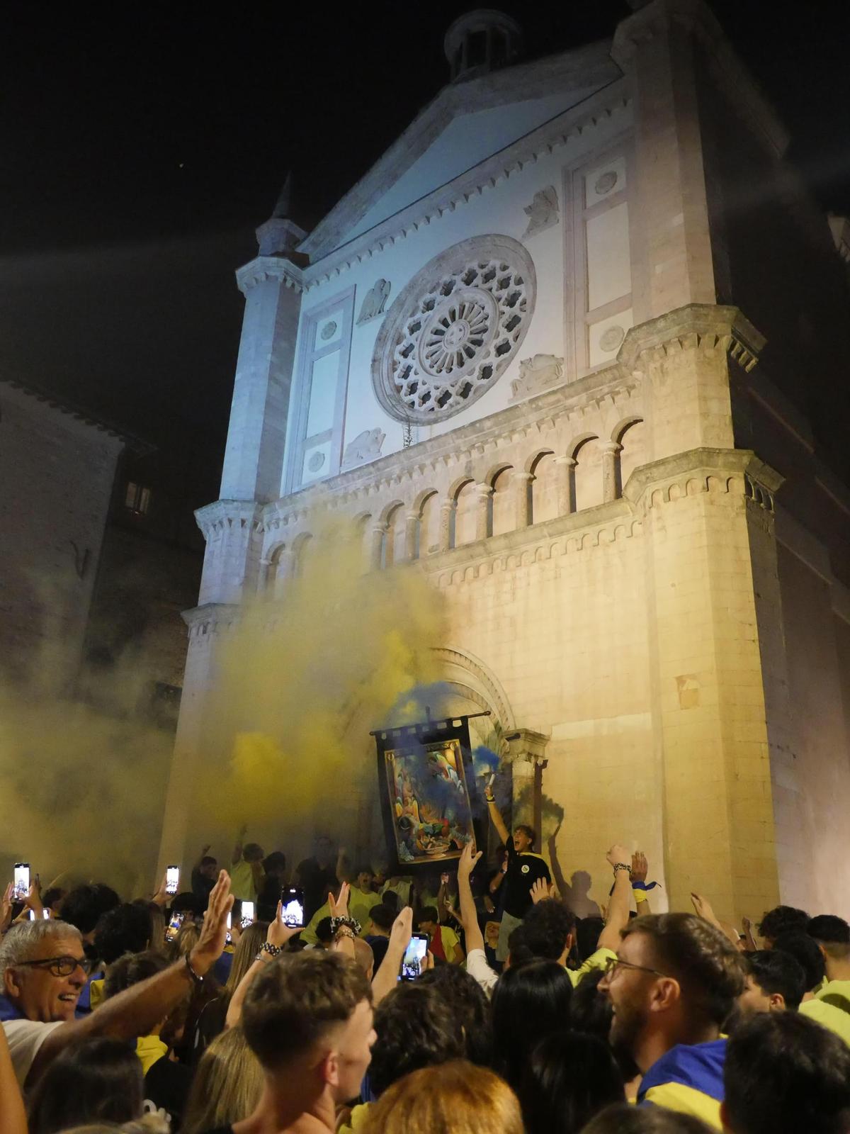 https://www.lanazione.it/image-service/view/acePublic/alias/contentid/NzAxZWM2OWMtODczMi00/0/nocera-si-illumina-con-il-palio-cortei-sfide-e-momenti-magici-san-martino-festeggia-la-vittoria.jpeg?f=1.91:1&w=1200