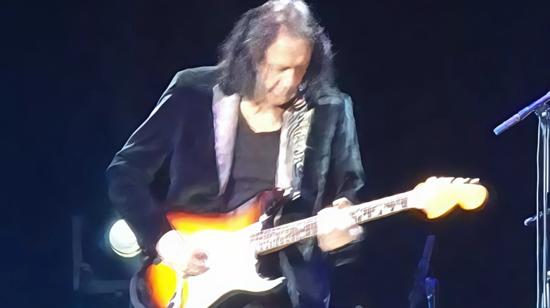 Robben Ford conquista il pubblico toscano con un concerto emozionante al Teatro del Giglio, tra rock, funky e fusion. Robben Ford conquista il pubblico toscano con un concerto emozionante al Teatro del Giglio, tra rock, funky e fusion.
