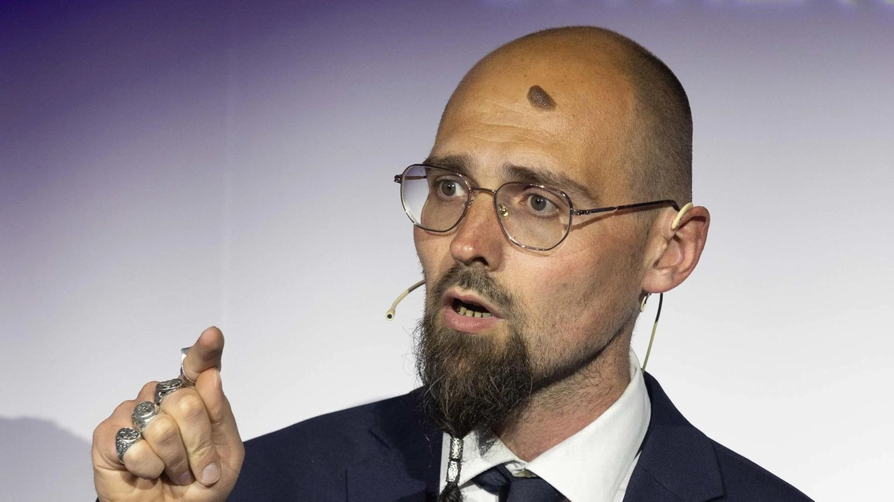 Opposizioni critiche sulla creazione di un ufficio per relazioni internazionali con stipendi integrati a Firenze.