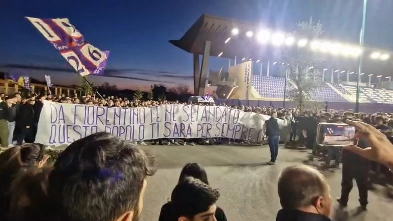 Fiorentina, la manifestazione dei supporter per il direttore generale viola morto a 57 anni. Striscione al Viola Park, dove è allestita la camera ardente