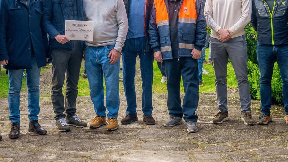Anche il consigliere Mario Puppa, primo a sinistra, all’incubatoio ittico (foto Borghesi)