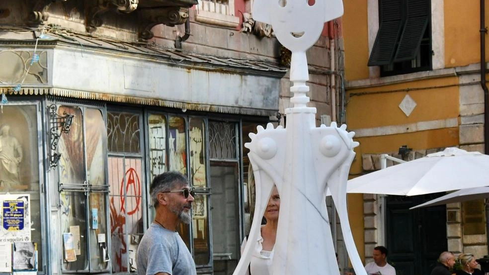 Prosegue fino alla fine del mese la mostra di design e marmo che ha richiamato numerosi visitatori nel centro storico Prosegue fino alla fine del mese la mostra di design e marmo che ha richiamato numerosi visitatori nel centro storico