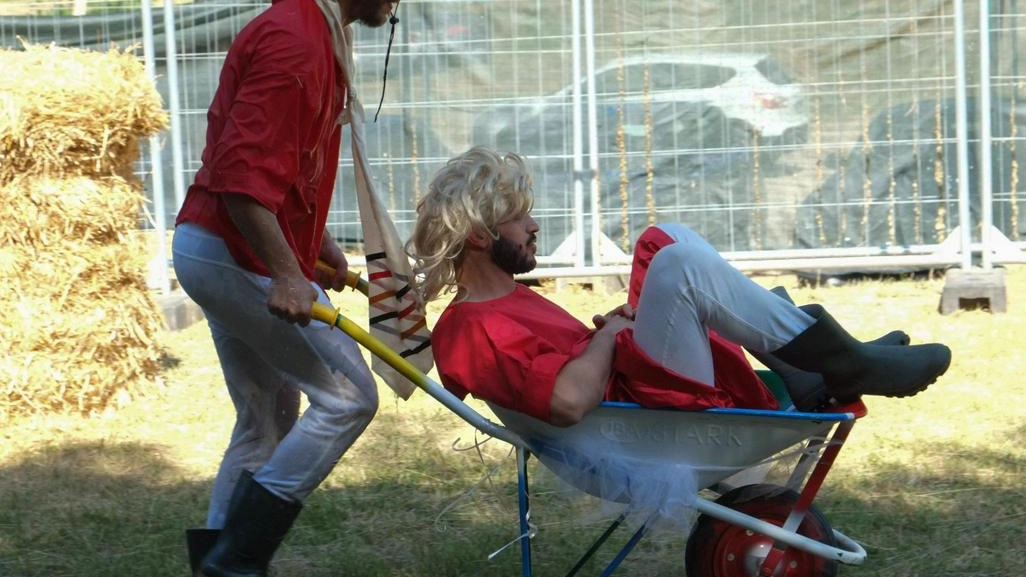 Le contrade si sfideranno nei giochi al campo sportivo per conquistare il panno dipinto da Giulia Massai Le contrade si sfideranno nei giochi al campo sportivo per conquistare il panno dipinto da Giulia Massai