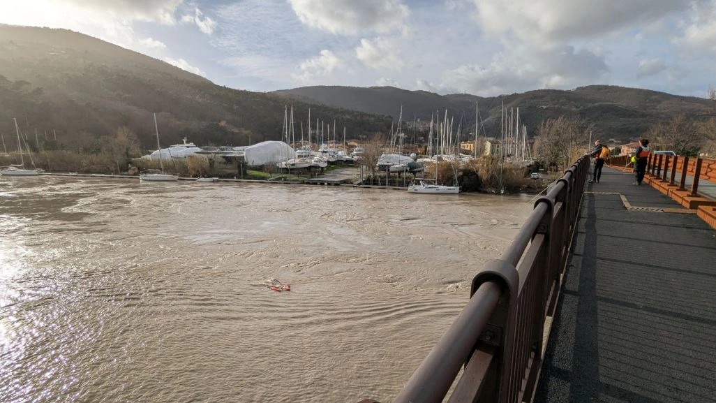 Piena da record alla foce del Magra, il fiume ha toccato i livelli del Po