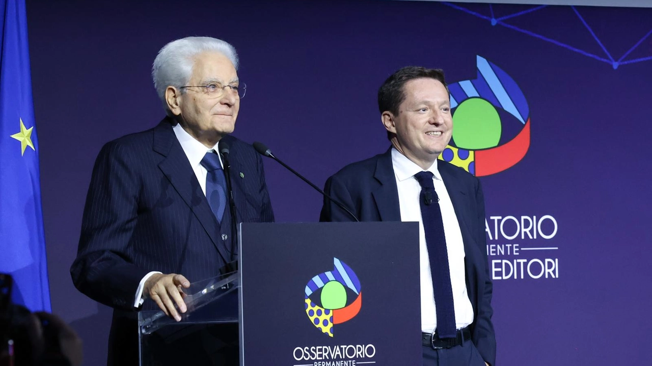 Il presidente della Repubblica Sergio Mattarella con il presidente dell'Osservatorio Permanente Giovani Editori Andrea Ceccherini Il presidente della Repubblica Sergio Mattarella con il presidente dell'Osservatorio Permanente Giovani Editori Andrea Ceccherini