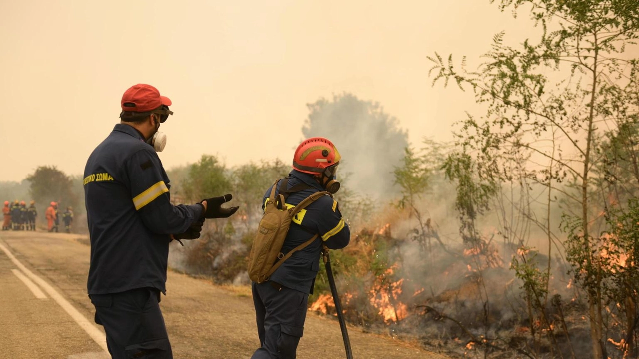 Drammatica situazione in Albania dove da tre giorni si combatte contro i roghi, in quasi tutto il Paese. Critica la... Drammatica situazione in Albania dove da tre giorni si combatte contro i roghi, in quasi tutto il Paese. Critica la...