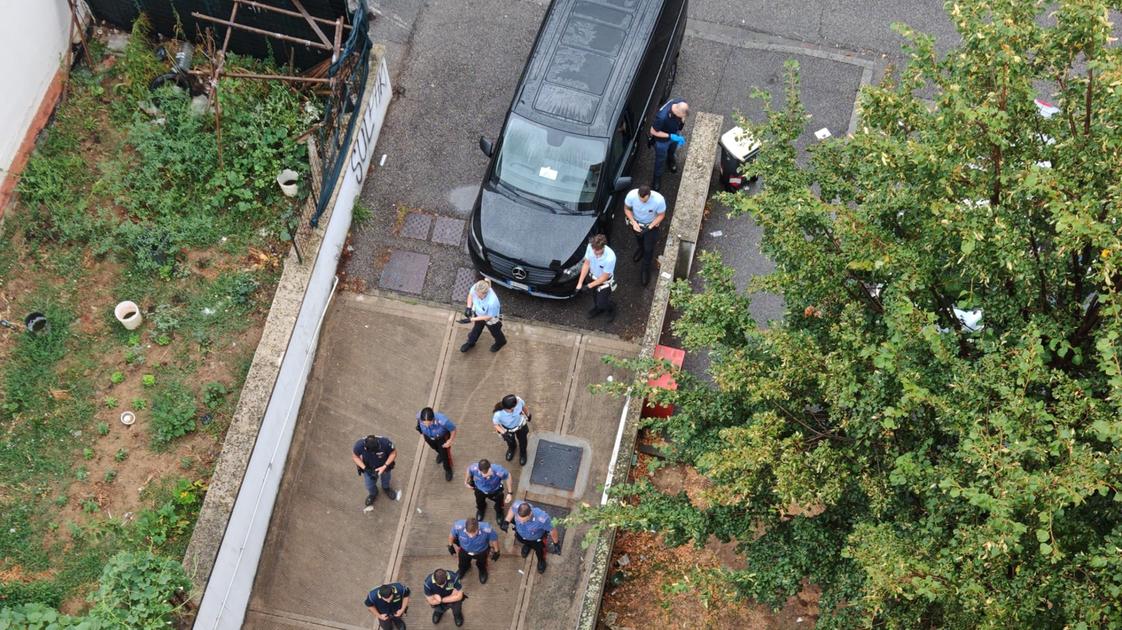 prato blitz delle forze dell8217ordine nel condominio dell8217illegalit224