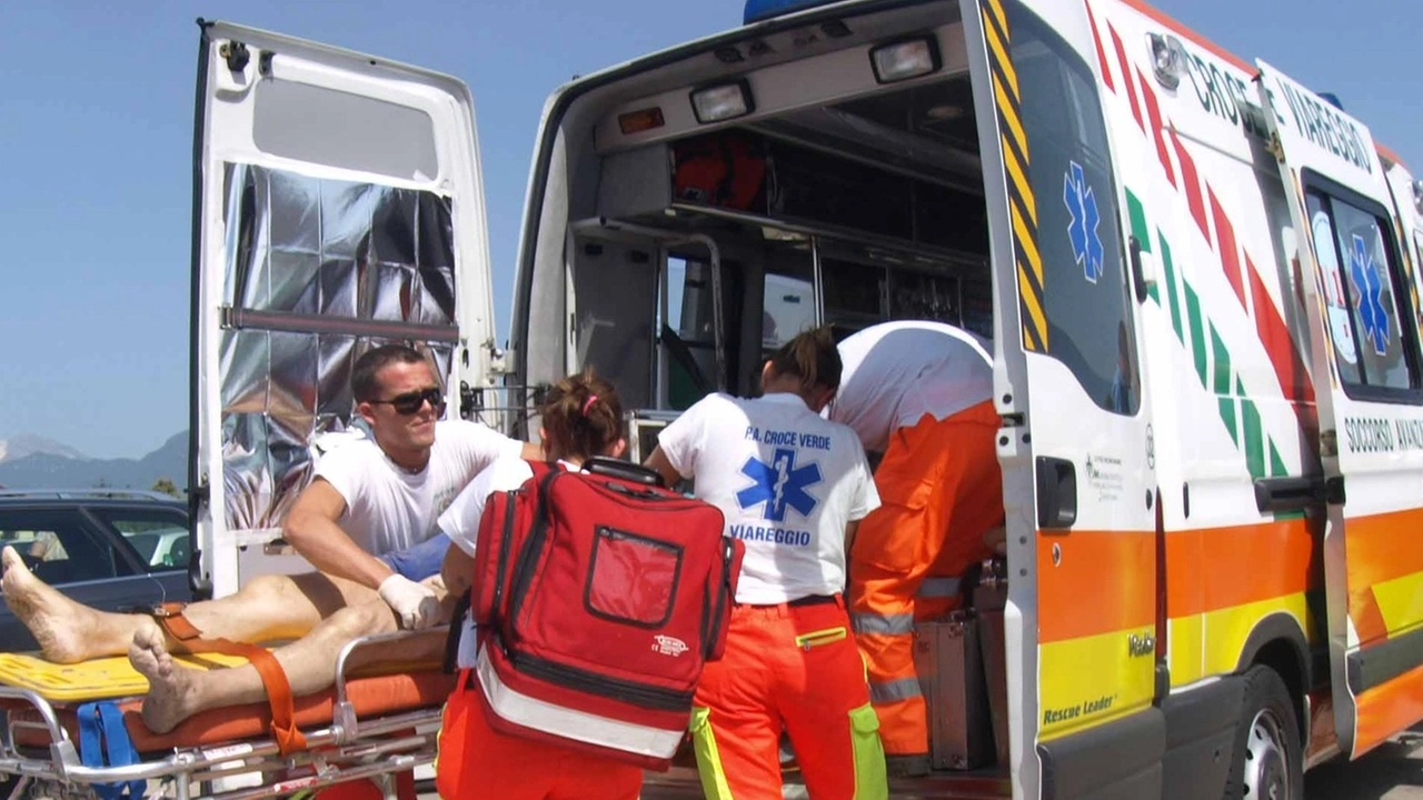 Dolori fortissimi alla schiena, crolla in spiaggia. Uomo soccorso da sanitari del 118 e vigili del fuoco (foto repertorio) Dolori fortissimi alla schiena, crolla in spiaggia. Uomo soccorso da sanitari del 118 e vigili del fuoco (foto repertorio)