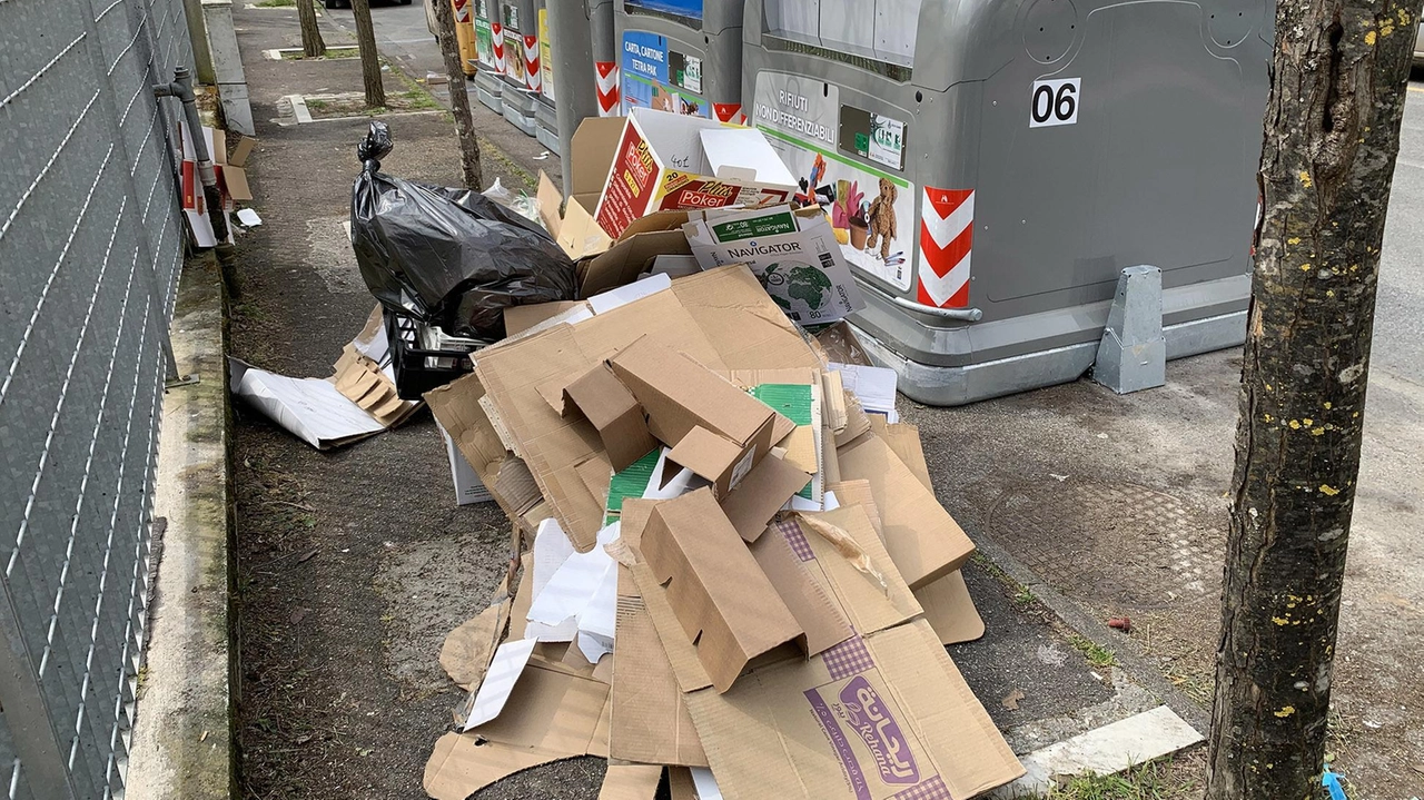 I cassonetti. stracolmi in centro: citttadini. incivili e Nausicaa inefficiente I cassonetti. stracolmi in centro: citttadini. incivili e Nausicaa inefficiente