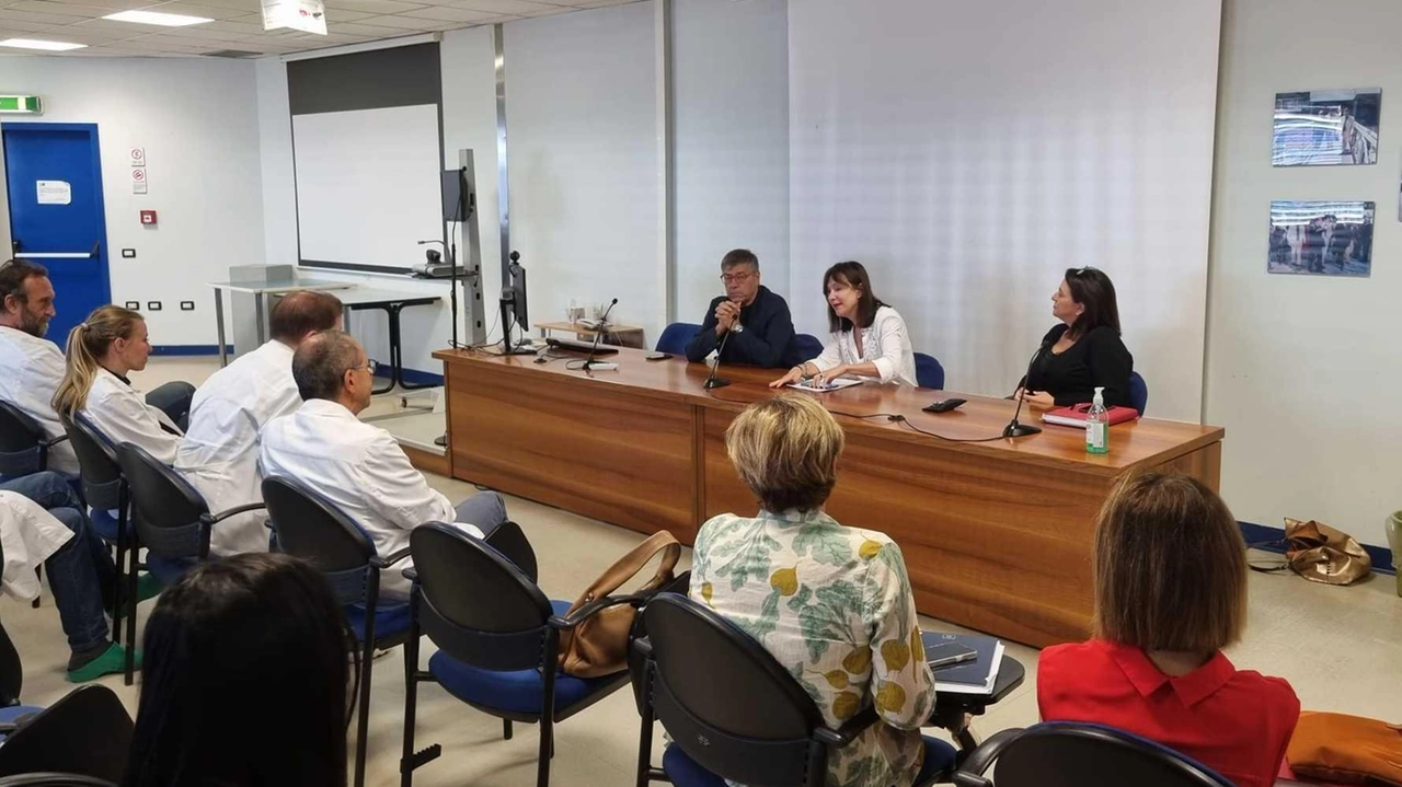 Il neo presidente della Conferenza dei sindaci ha incontrato la direttrice Casani in ospedale "Quella del ricovero è una fase delicata, che spesso viene vissuta con disagio dai familiari". Il neo presidente della Conferenza dei sindaci ha incontrato la direttrice Casani in ospedale "Quella del ricovero è una fase delicata, che spesso viene vissuta con disagio dai familiari".