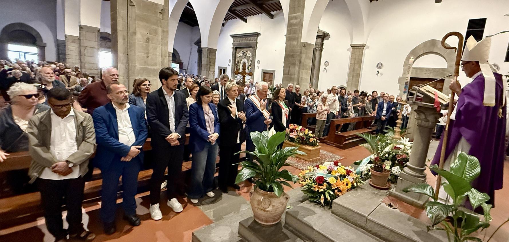 https://www.lanazione.it/image-service/view/acePublic/alias/contentid/NzBiYWFkZGUtODU4Ny00/0/primicerio-commosso-addio-sindaco-e-uomo-di-pace-labbraccio-di-gambelli.jpeg