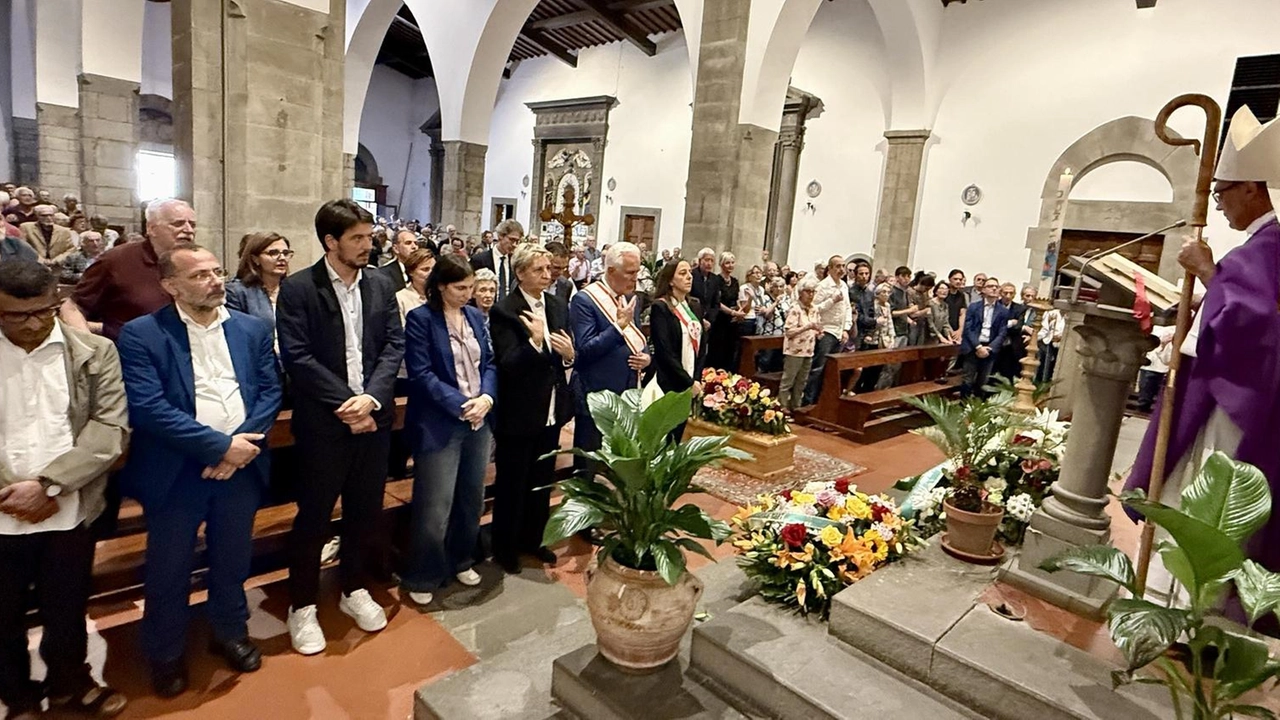 Almeno 200 persone ai funerali solenni concelebrati dai cardinali Bassetti e Betori. Presenti, oltre alle figure istituzionali, la segretaria Pd, Schlein, Renzi e Domenici. .