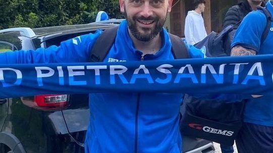 Luigi Troiso 43enne viareggino, imprenditore con la passione per il calcio, non ha perso un attimo e ha salvato il ragazzo della squadra avversaria non appena si è accasciato