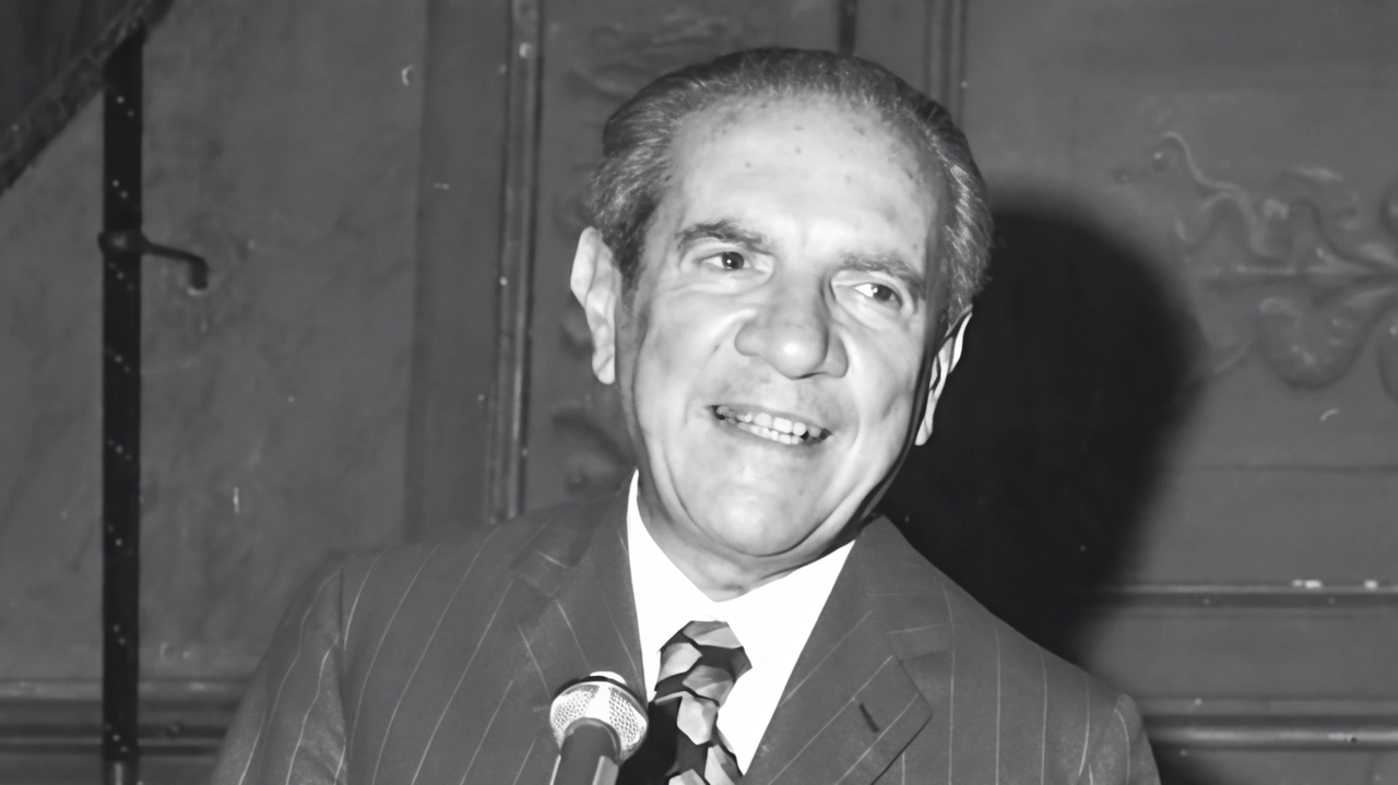 Fu allievo prediletto di Giovanni Gentile e inaugurò la corrente del "problematicismo". Oggi inorridirebbe di fronte alle raccomandazioni linguistiche per la parità di genere. Fu allievo prediletto di Giovanni Gentile e inaugurò la corrente del "problematicismo". Oggi inorridirebbe di fronte alle raccomandazioni linguistiche per la parità di genere.