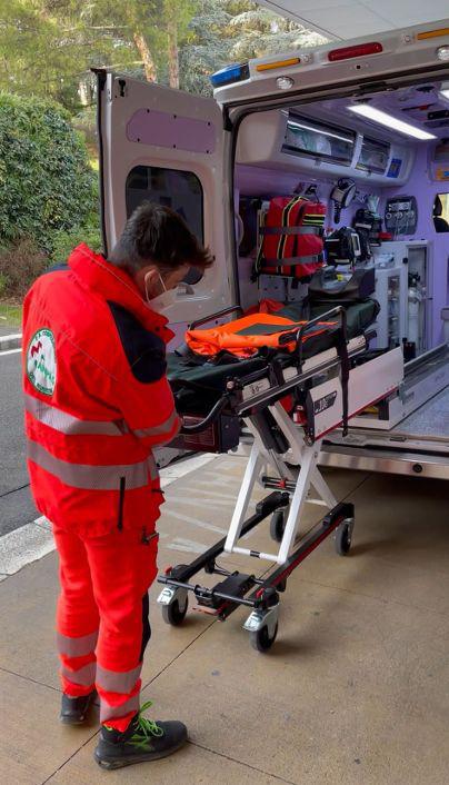 Inciampa e cade dalle scale, volo di 2 metri: grave una ragazza