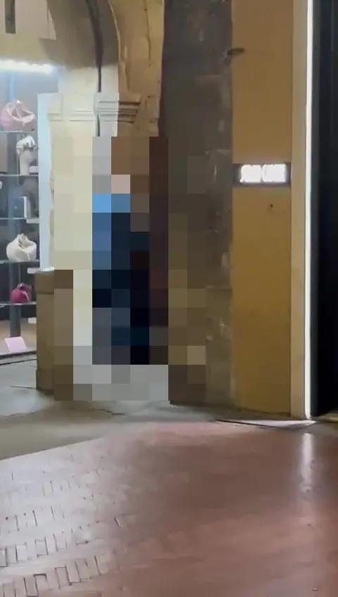 Pisa: sesso orale in Borgo Stretto tra i passanti