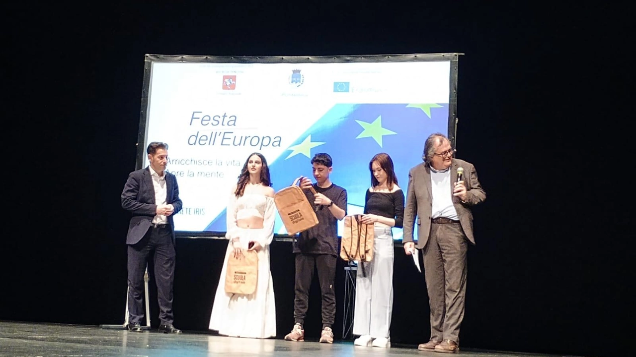 PONTEDERA Centinaia di studenti al Teatro Era per “Pontedera per l’Europa: dialoghi, esperienze e condivisione” organizzato dal Liceo Eugenio Montale con... PONTEDERA Centinaia di studenti al Teatro Era per “Pontedera per l’Europa: dialoghi, esperienze e condivisione” organizzato dal Liceo Eugenio Montale con...