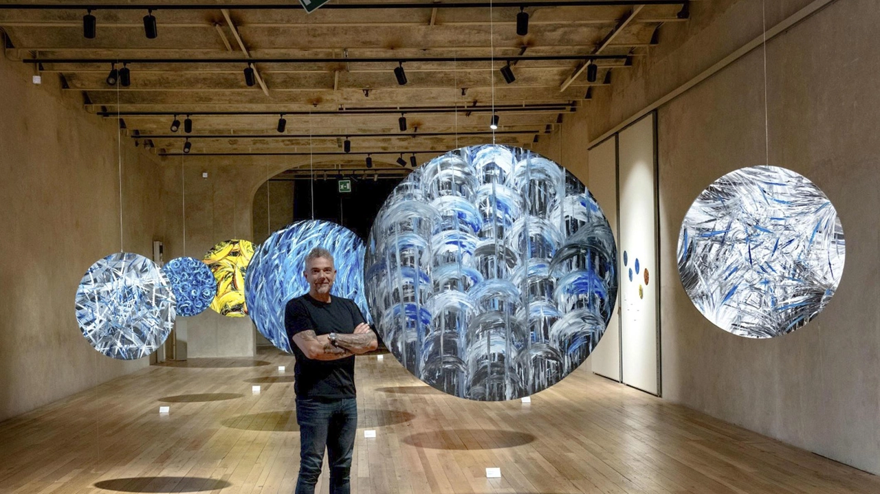 Daniele Zacchini è. l’artista senese che la settimana prossima sarà a Kolkata in India per l’inaugurazione della sua mostra Daniele Zacchini è. l’artista senese che la settimana prossima sarà a Kolkata in India per l’inaugurazione della sua mostra