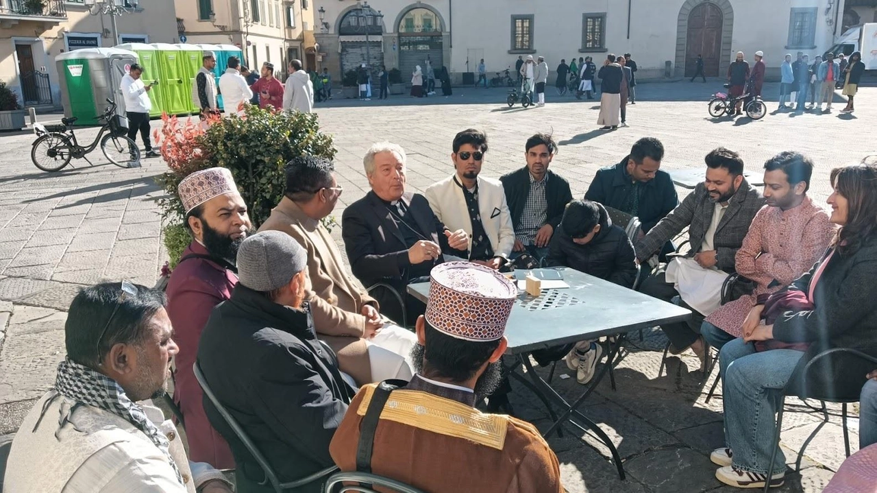 Al bar insieme dopo la preghiera per la fine del Ramadan avvenuta ieri mattina nel cortile di San Domenico