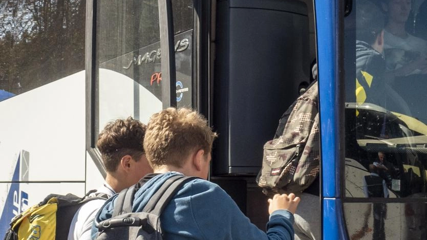 L’uscita dei ragazzi avverrà alle 14 anziché alle 13 su 5 giorni e non più su 6. Ciò ha comportato una rivisitazione dei servizi di trasporto con un costo aggiuntivo messo a disposizione dal Comune di quasi 20 euro (foto di repertorio) L’uscita dei ragazzi avverrà alle 14 anziché alle 13 su 5 giorni e non più su 6. Ciò ha comportato una rivisitazione dei servizi di trasporto con un costo aggiuntivo messo a disposizione dal Comune di quasi 20 euro (foto di repertorio)