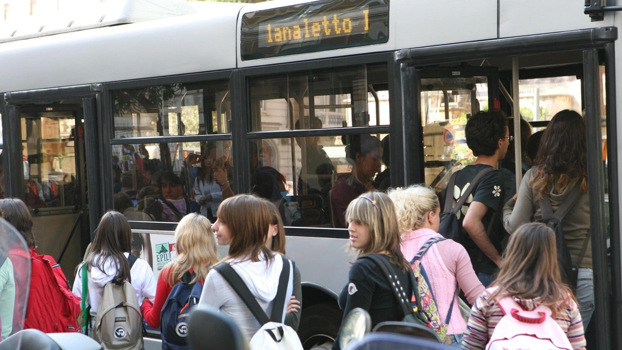 Un autobus impegnato in una delle linee urbane della città. Venerdì un giovane ha minacciato autista e passeggeri (foto d’archivio) Un autobus impegnato in una delle linee urbane della città. Venerdì un giovane ha minacciato autista e passeggeri (foto d’archivio)