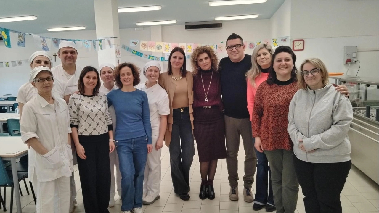 I protagonisti che hanno organizzato l’iniziativa del pranzo siciliano offerto agli alunni della scuola Berni I protagonisti che hanno organizzato l’iniziativa del pranzo siciliano offerto agli alunni della scuola Berni