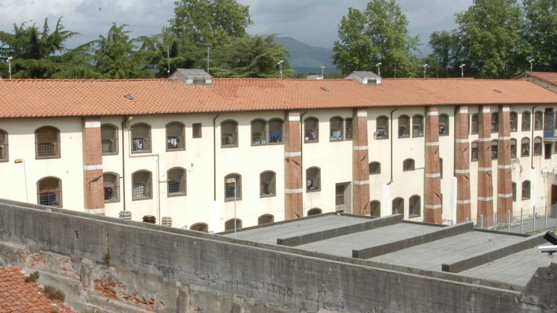 L'uomo è stato visto in centro con un ex detenuto da un agente libero dal servizio il quale ha immediatamente contattato il reparto di Lucca e l'ispettore di sorveglianza generale
