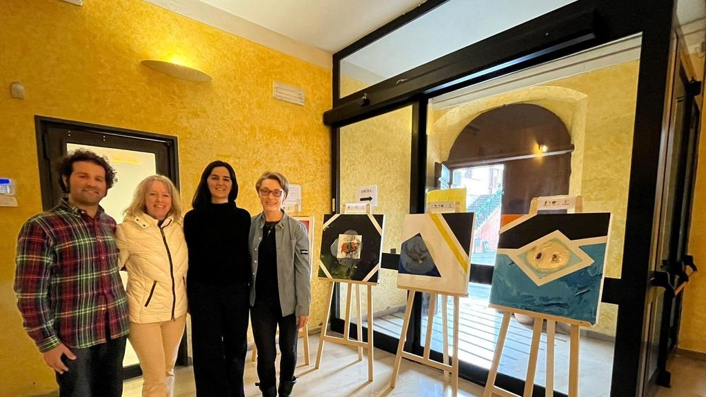 L’associazione Abbracciami ha realizzato l’esposizione nell’atrio del Comune. L’associazione Abbracciami ha realizzato l’esposizione nell’atrio del Comune.