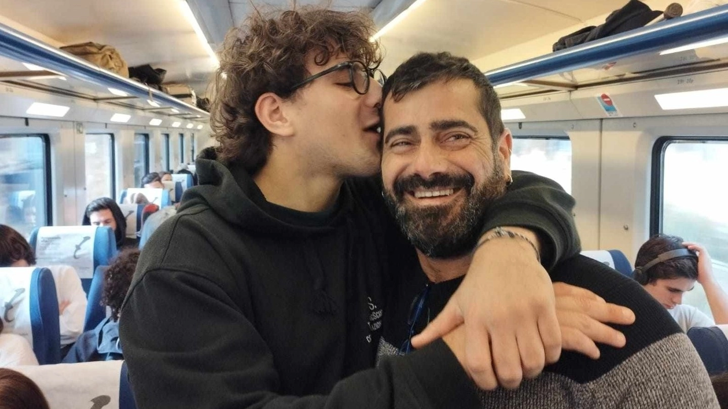 Leonardo Baruzzo abbracciato al padre Cristian