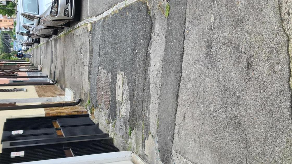  i marciapiedi inagibili marina si cura protesta per lo stato di via cavallotti