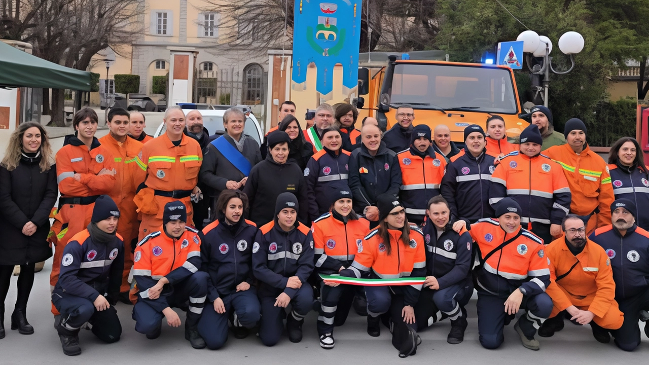 Taglio del nastro a San Giuliano per il pick up Toyota e l’autocarro fuoristrada Mercedes Unimog. L’assessore Balatresi: "Comune e associazione hanno unito le forze grazie ad una convenzione". . Taglio del nastro a San Giuliano per il pick up Toyota e l’autocarro fuoristrada Mercedes Unimog. L’assessore Balatresi: "Comune e associazione hanno unito le forze grazie ad una convenzione". .